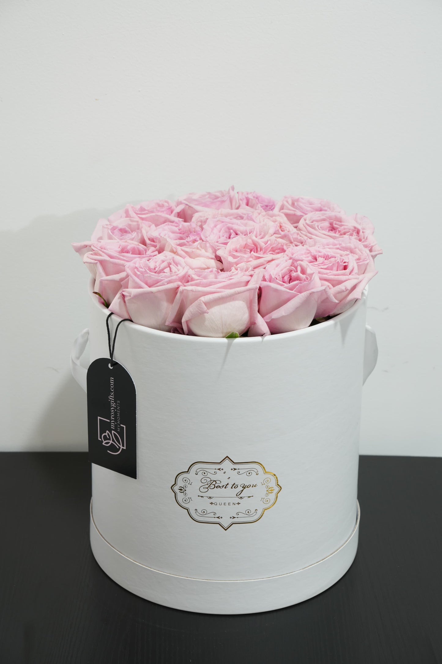 بلاش إليجانس - ورود وردية في علبة بيضاء فاخرة