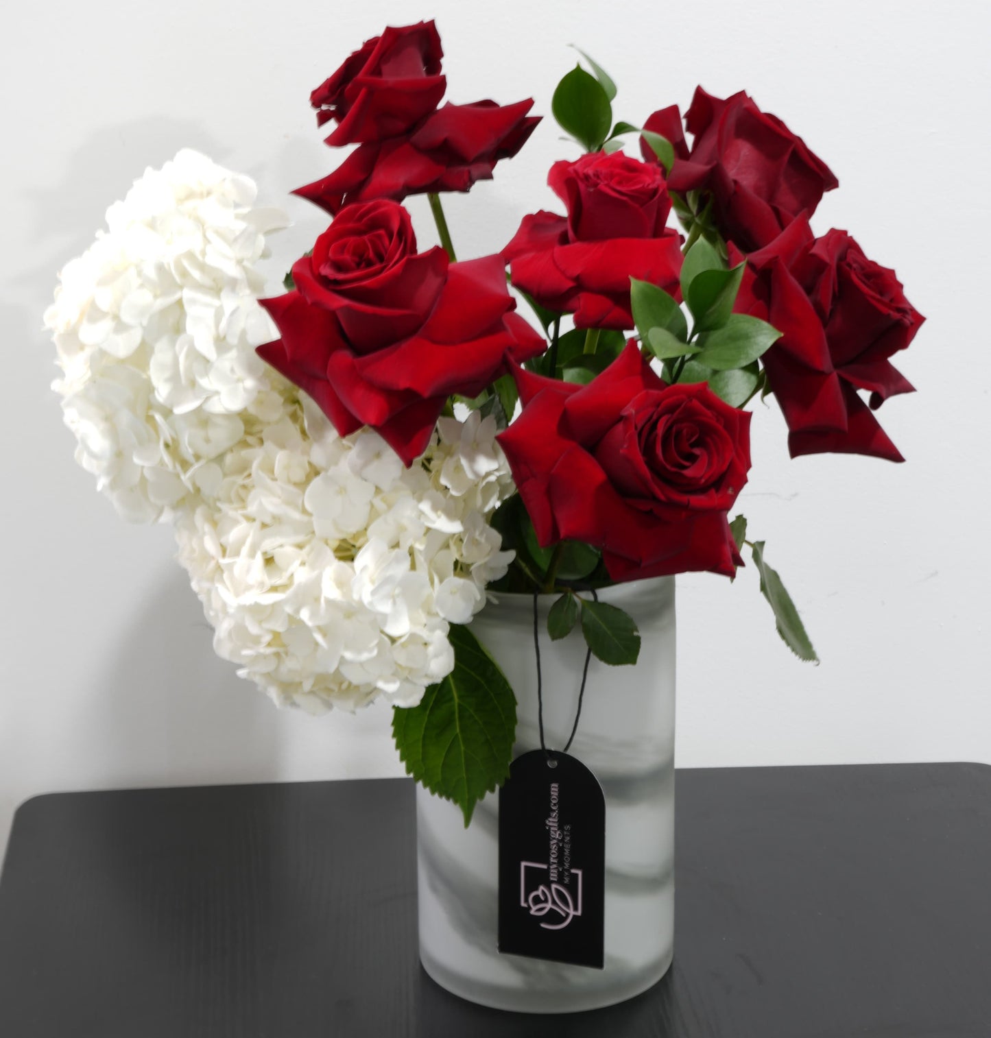 باقة ورد هيدرانجيا أنيقة في مزهرية بتأثير الرخام - هدية زهور فاخرة