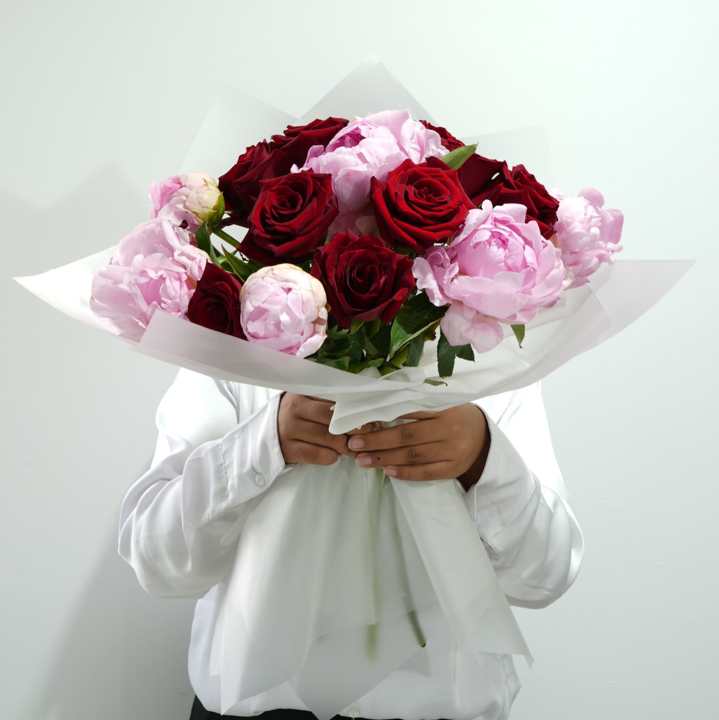 أحمر خدود رومانسي - باقة من الورود الحمراء والفاوانيا الوردية