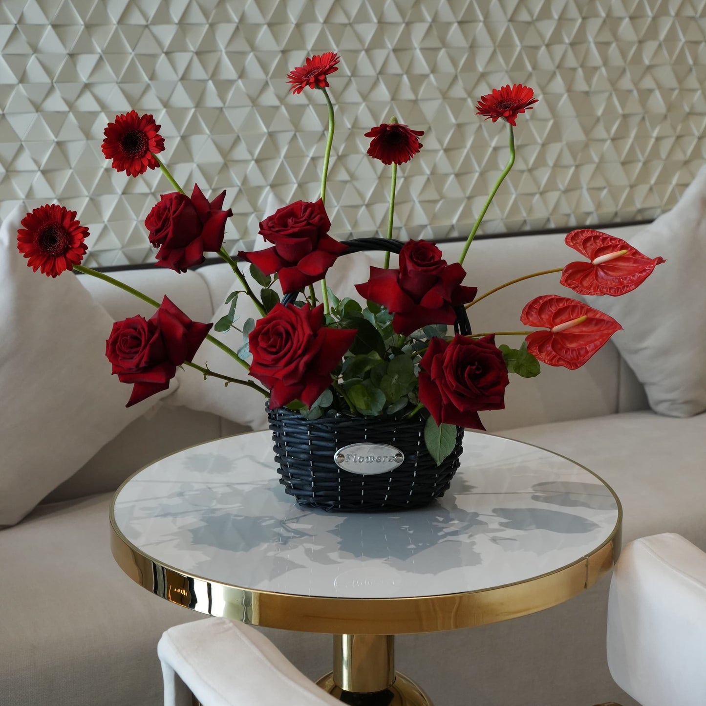 سلة زهور قرمزية سوداء