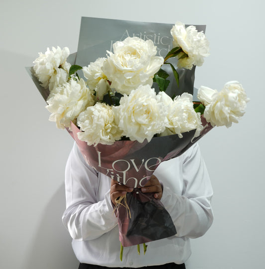 باقة الفاوانيا البيضاء الأنيقة