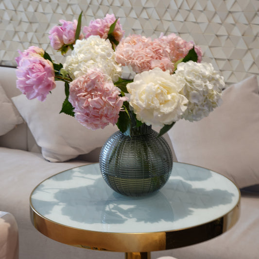 زهرة الفاوانيا الباستيل في مزهرية مصممة