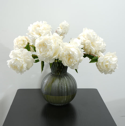 زهور الفاوانيا البيضاء الأنيقة في مزهرية زجاجية مصممة