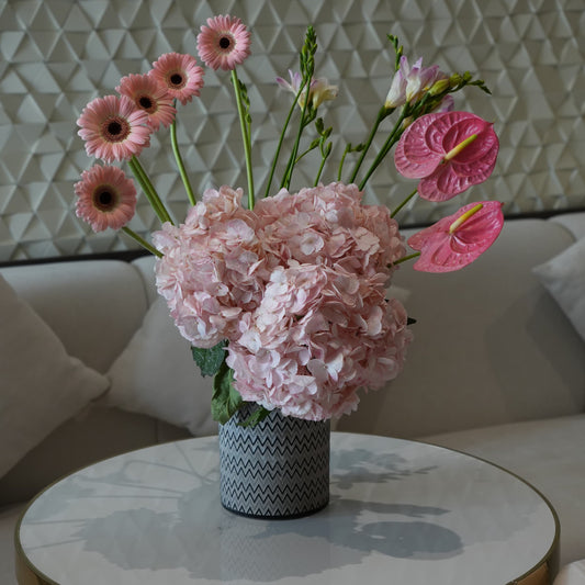 تنسيق زهري أنيق - تنسيق زهور طازجة في مزهرية مصممة