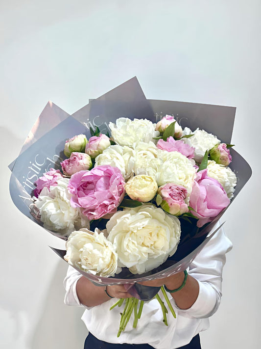 باقة من 10 زهور فاونيا وردية و10 زهور بيضاء
